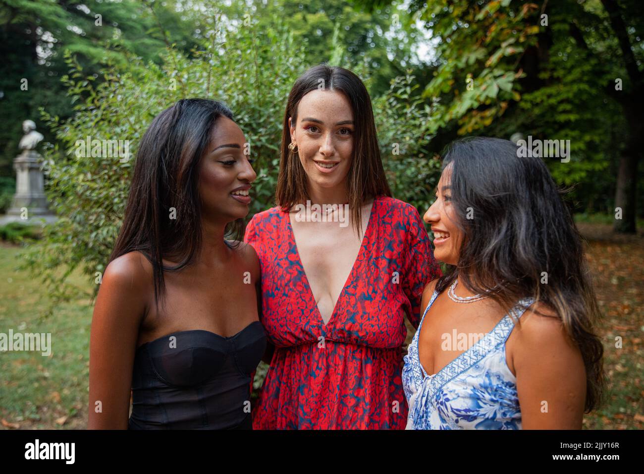 Tres niñas de diferentes etnias juntas, concepto de diversidad e integración entre mujeres Foto de stock