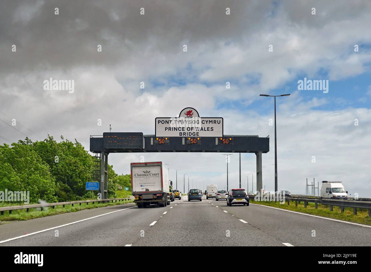 Chepstow, Gales - 2022 de mayo: Tráfico que se aproxima al puente Príncipe de Gales por la autopista M4. Solía conocerse como el Segundo Cruce de Severn Foto de stock