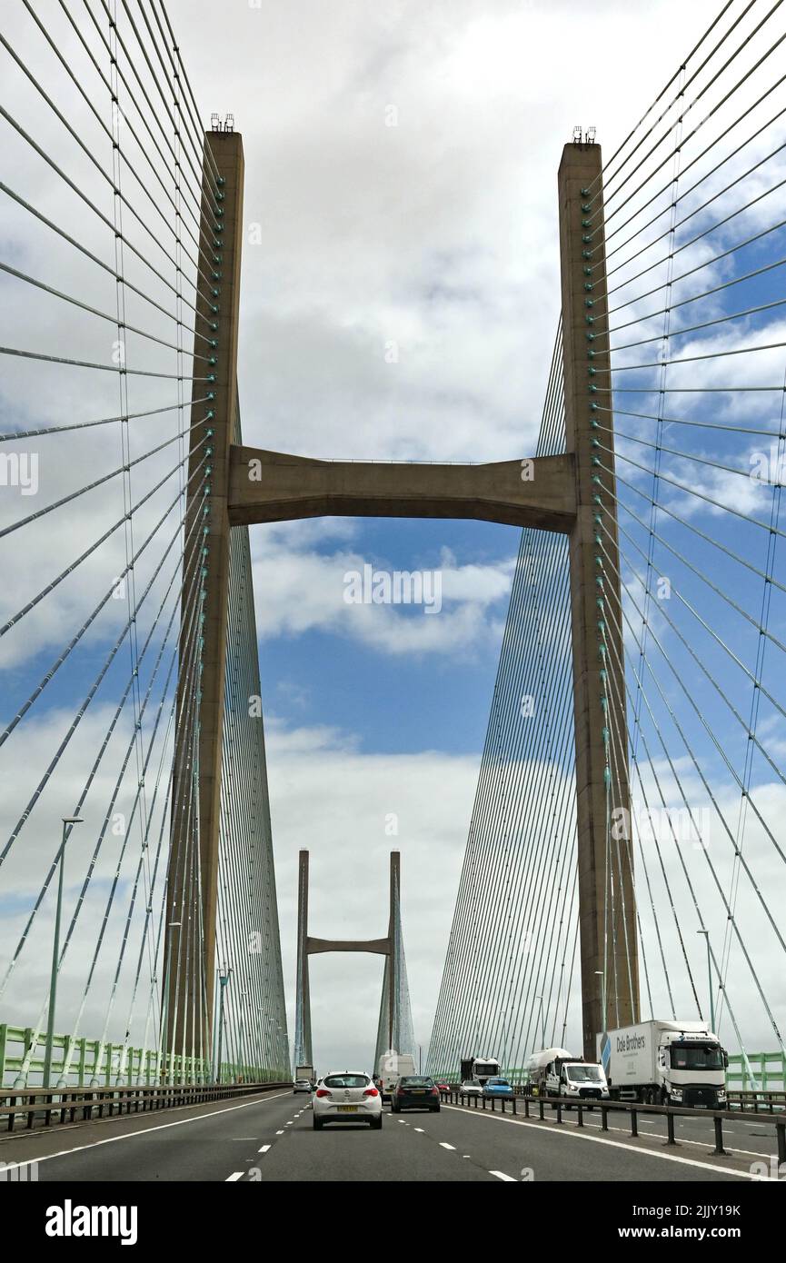 Chepstow, Gales - 2022 de mayo: Tráfico que se aproxima al puente Príncipe de Gales por la autopista M4. Solía conocerse como el Segundo Cruce de Severn Foto de stock