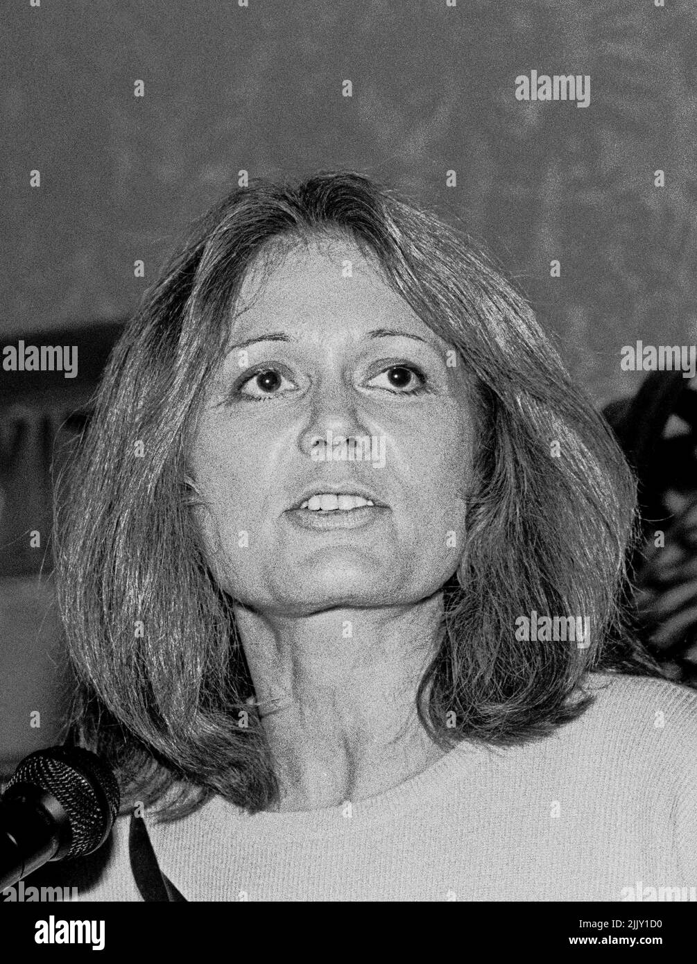 Gloria Steinem hablando en una conferencia DE ERA en San Francisco, California Foto de stock