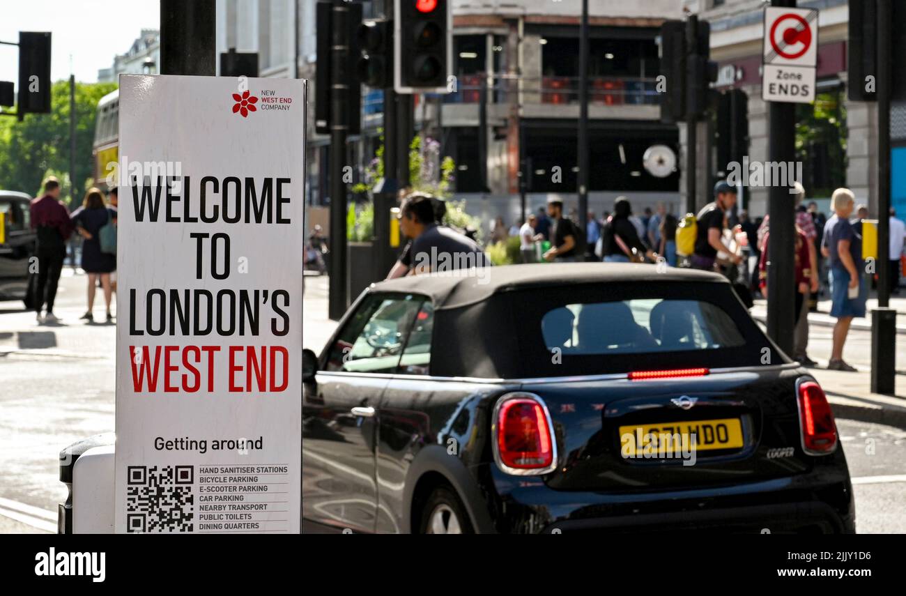 Londres, Inglaterra - Junio 2022: Bienvenido al cartel del West End en Oxford Street Foto de stock