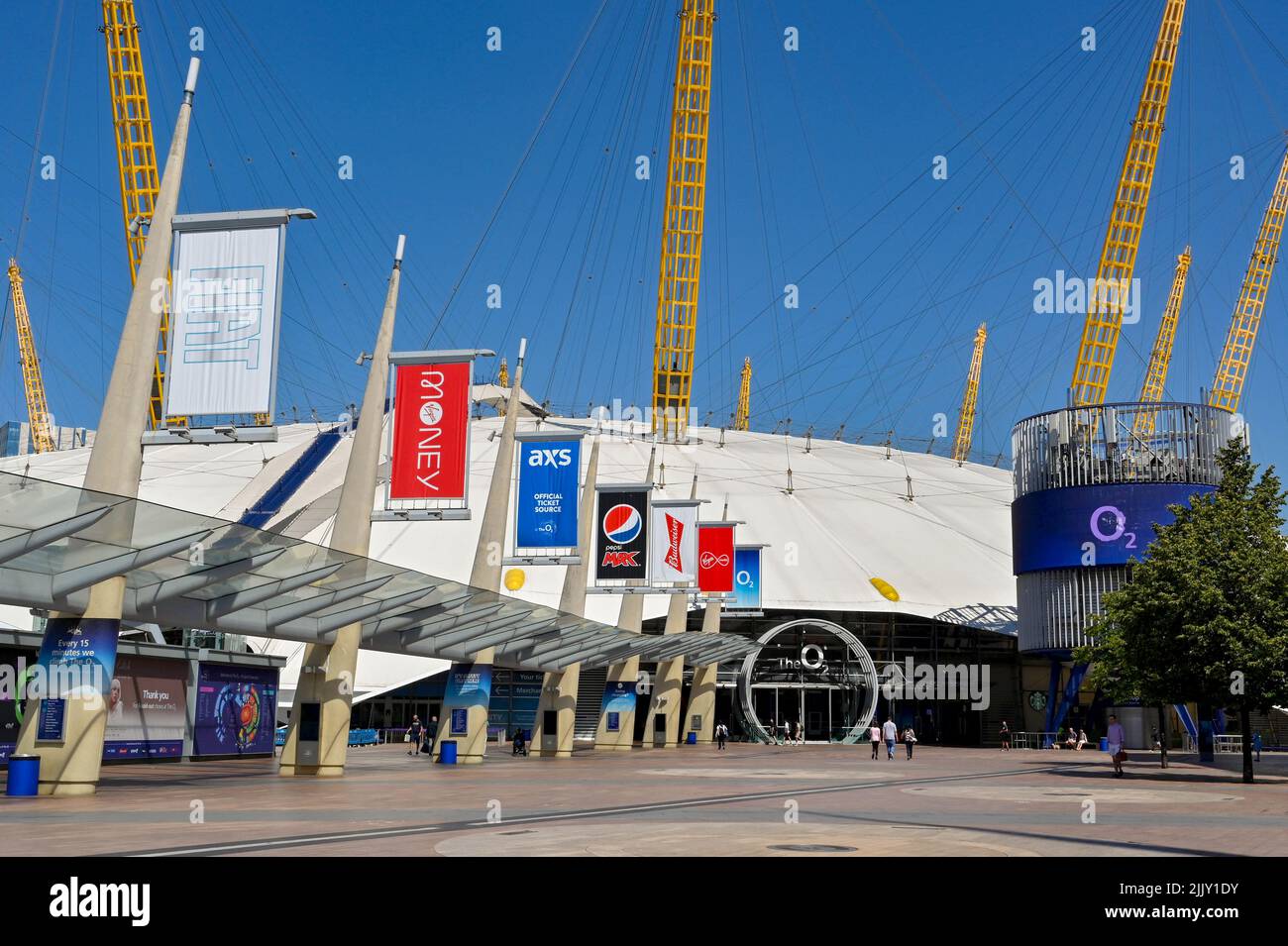 Londres, Inglaterra - Junio 2022: Vista frontal exterior de la entrada al O2 Arena en Greenwich Foto de stock