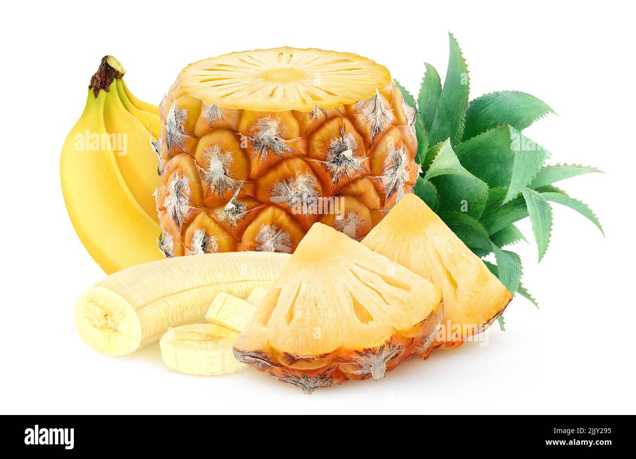 Corte las frutas de plátano y piña aisladas sobre fondo blanco Foto de stock
