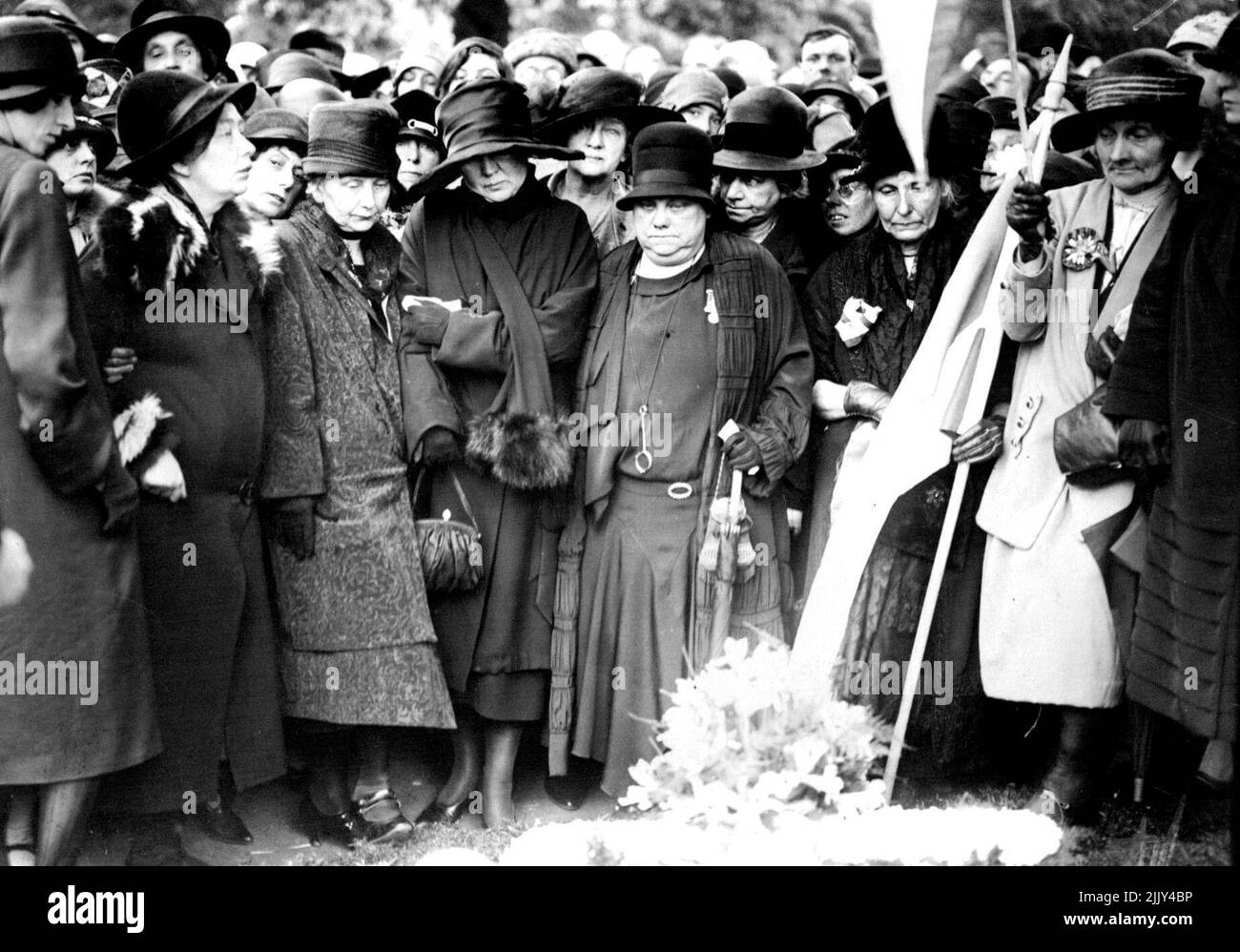 Funeral de la Sra. Pankhurst. Srta. Christabel Oankhurst, Sra. Lrummond, y otros surfragistas prominentes en la tumba. El servicio funerario de la Sra. pankhurst tuvo lugar en la Iglesia de San Juan, Westminster. Las mujeres que participaron en el movimiento militante siguieron el cortejo hasta el cementerio de brompton. Nueve ex-militantes sufragantes, todos los cuales fueron encarcelados, actuaron como paladines. 01 de julio de 1928. (Foto de Central News). Foto de stock