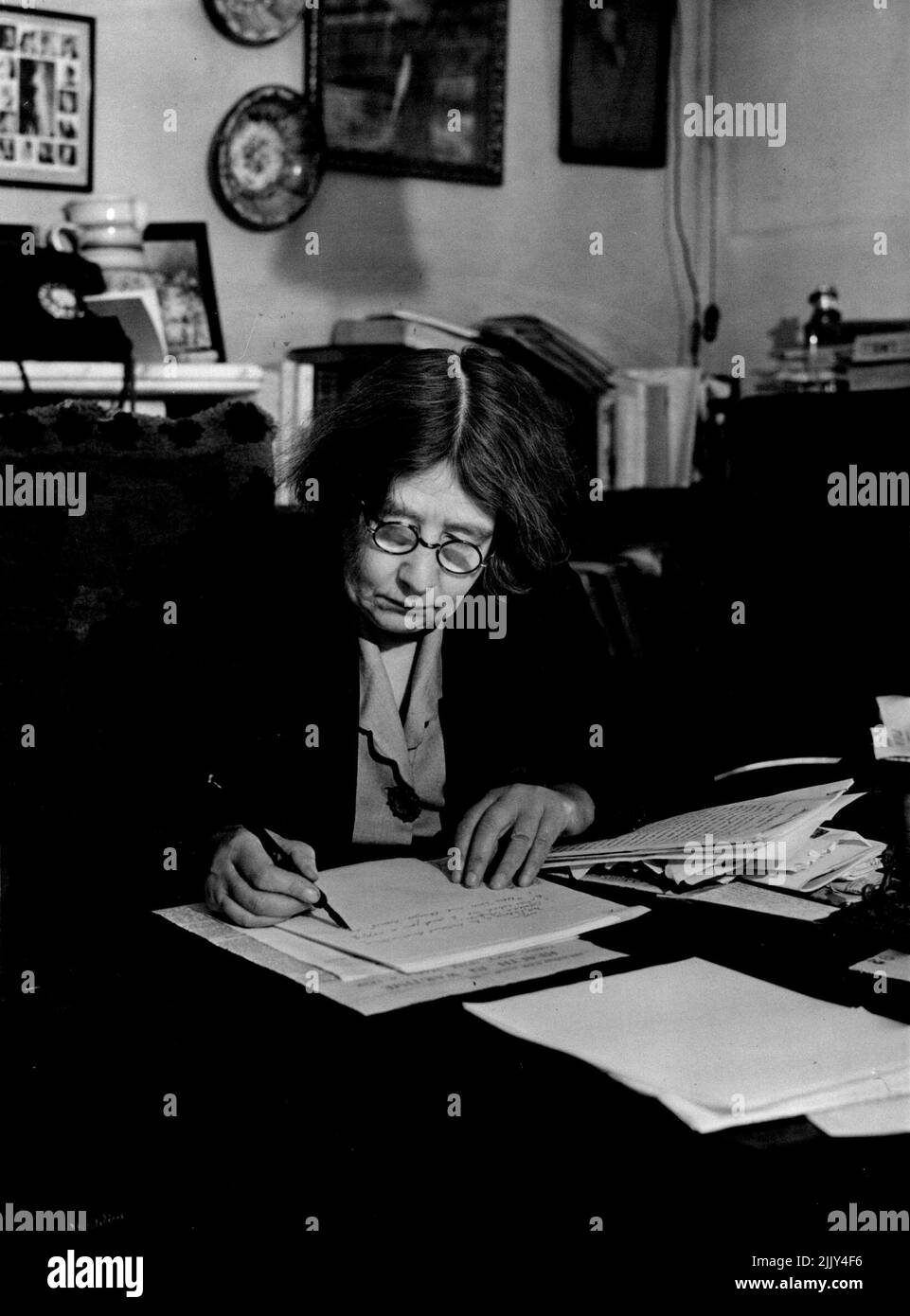 La Srta. Pankhurst escribe un editorial. Ella trabaja artículos importantes en longhand que ella corrige cuidadosamente una y otra vez hasta que ella es enteramente satisfecha. 21 de abril de 1947. Foto de stock