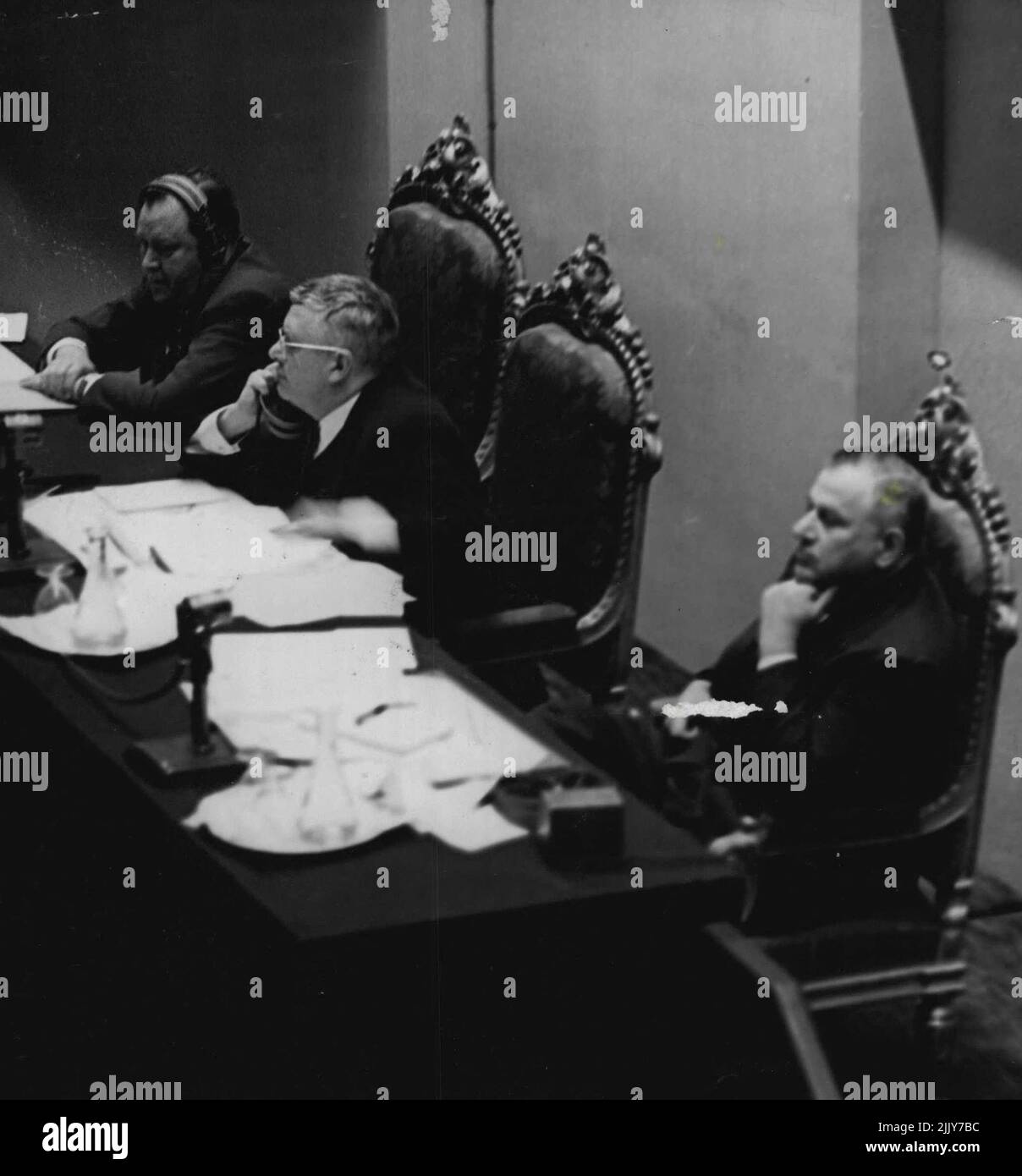 ONU en París -- La plataforma del Presidente: F. l.t.r. El Secretario General de las Naciones Unidas, Trygve Lie; el Presidente de la Asamblea, Dr. H.V. EVATT:- Andrew Cordier, asistente ejecutivo de Trygve Lie. 11 de enero de 1949. (Foto de Philip Boucas, Camera Press). Foto de stock