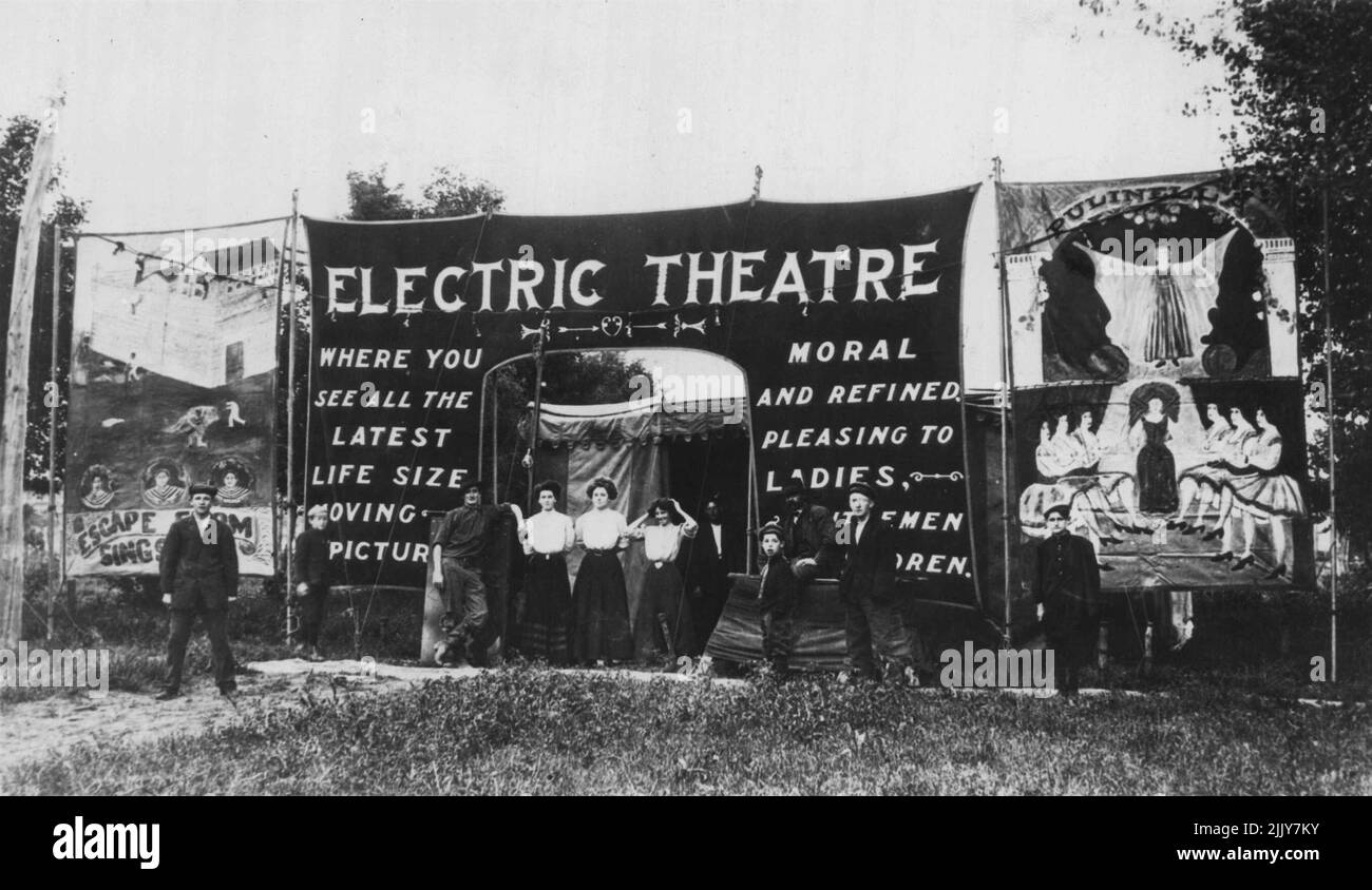 Tiendas de campaña elaboradas como esta hicieron pequeñas fortunas para los showmen americanos durante los primeros días de la industria cinematográfica americana. La gente en los centros del país se apresuró a ver el nuevo milagro de Edison....... 24 de septiembre de 1938. (Foto del Register & Tribune Syndicate). Foto de stock