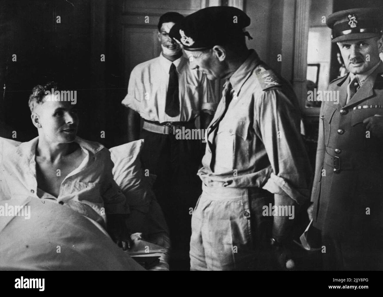 Monty visita 8th heridos del ejército en el hospital de El Cairo - 'Monty' se detiene para hablar con unos ocho hombres del ejército en el hospital. El General Montgomery, comandante del Octavo Ejército, visitó un hospital en El Cairo para ver a algunos de sus heridos. 18 de octubre de 1943. (Foto de London News Agency Photos Ltd.). Foto de stock