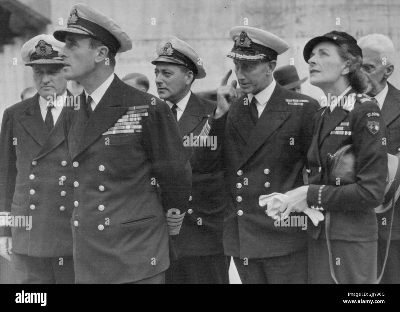 Mountbatten mirando el aire ***** Operador ***** implacable en ***** . 26 de abril de 1946. Foto de stock
