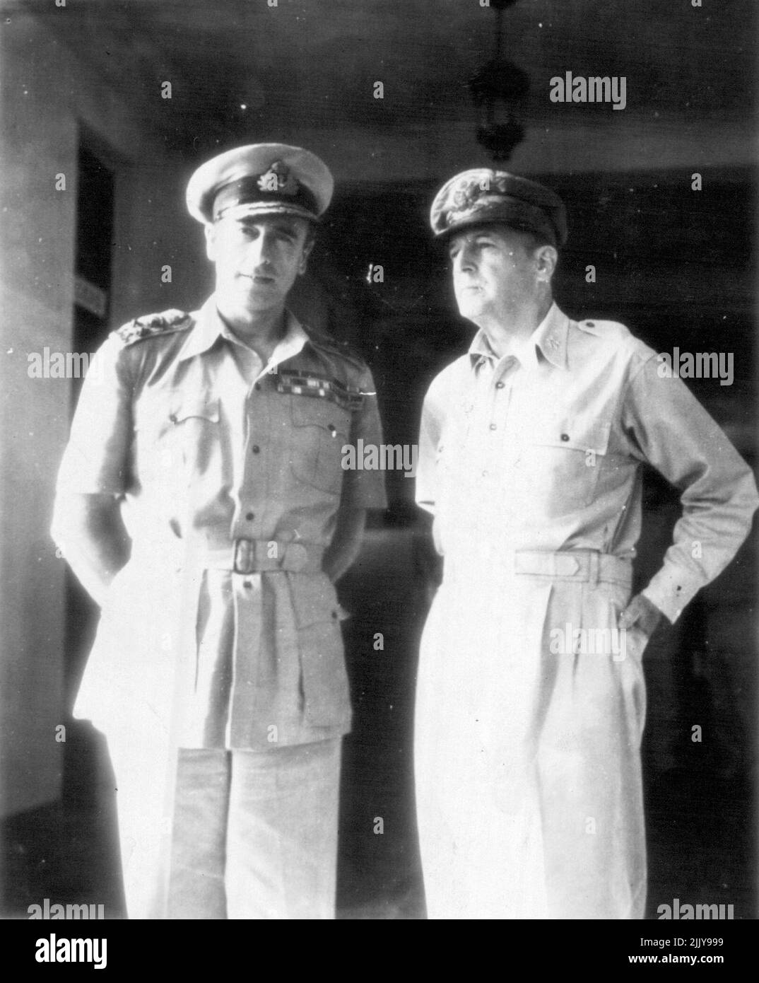MacArthur y Mountbatten se reúnen - El Almirante Lord Louis Mountbatten, Comandante Supremo Aliado en el Sudeste Asiático (izquierda) y el General Douglas MacArthur se reúnen en el ayuntamiento de Manila, P.I. 23 de julio de 1945. (Foto de AP Wirephoto). Foto de stock