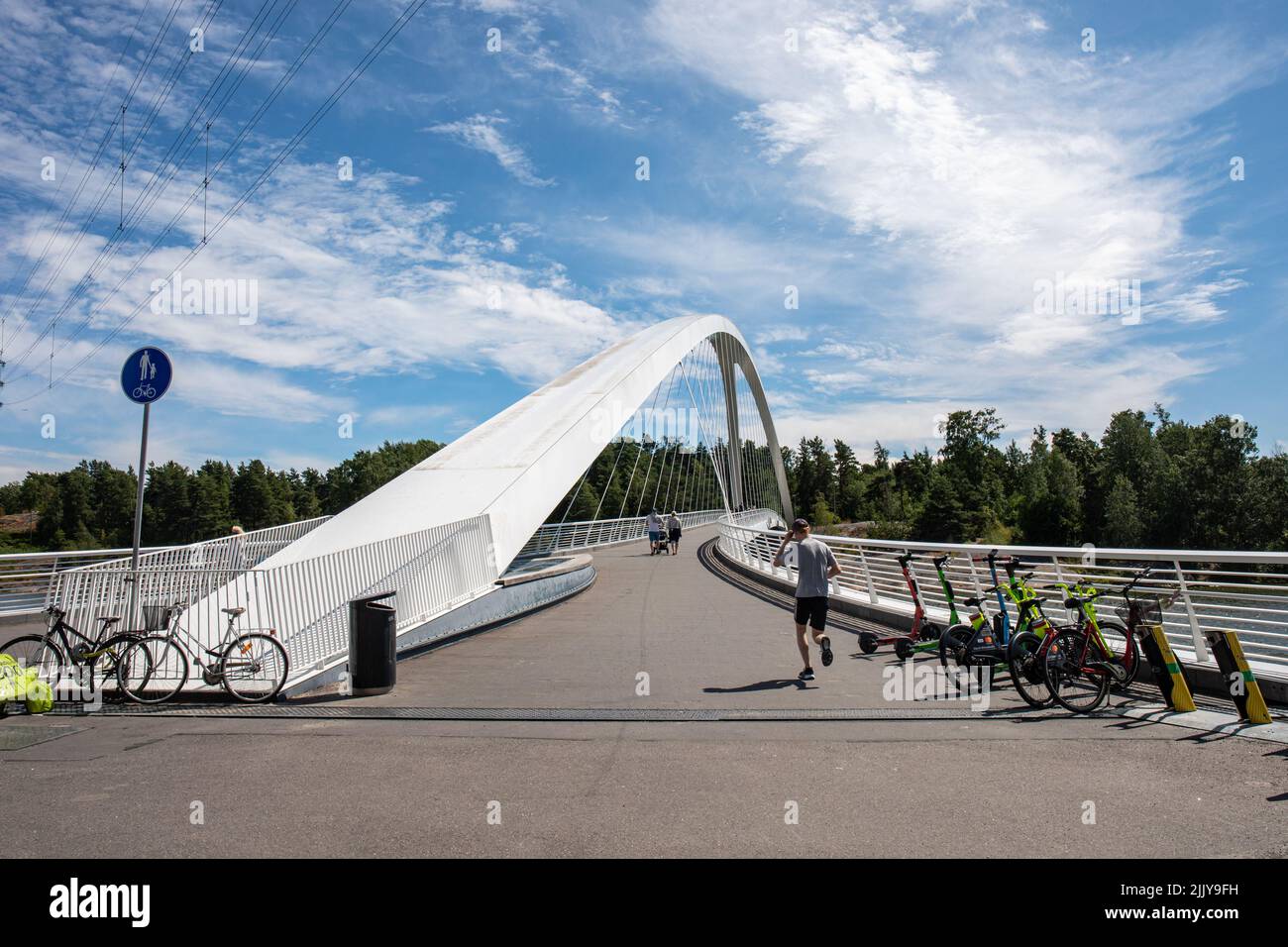 Puente peatonal Isoisänsilta desde el distrito de Kalasatama hasta la isla Mustikkamaa en Helsinki, Finlandia Foto de stock