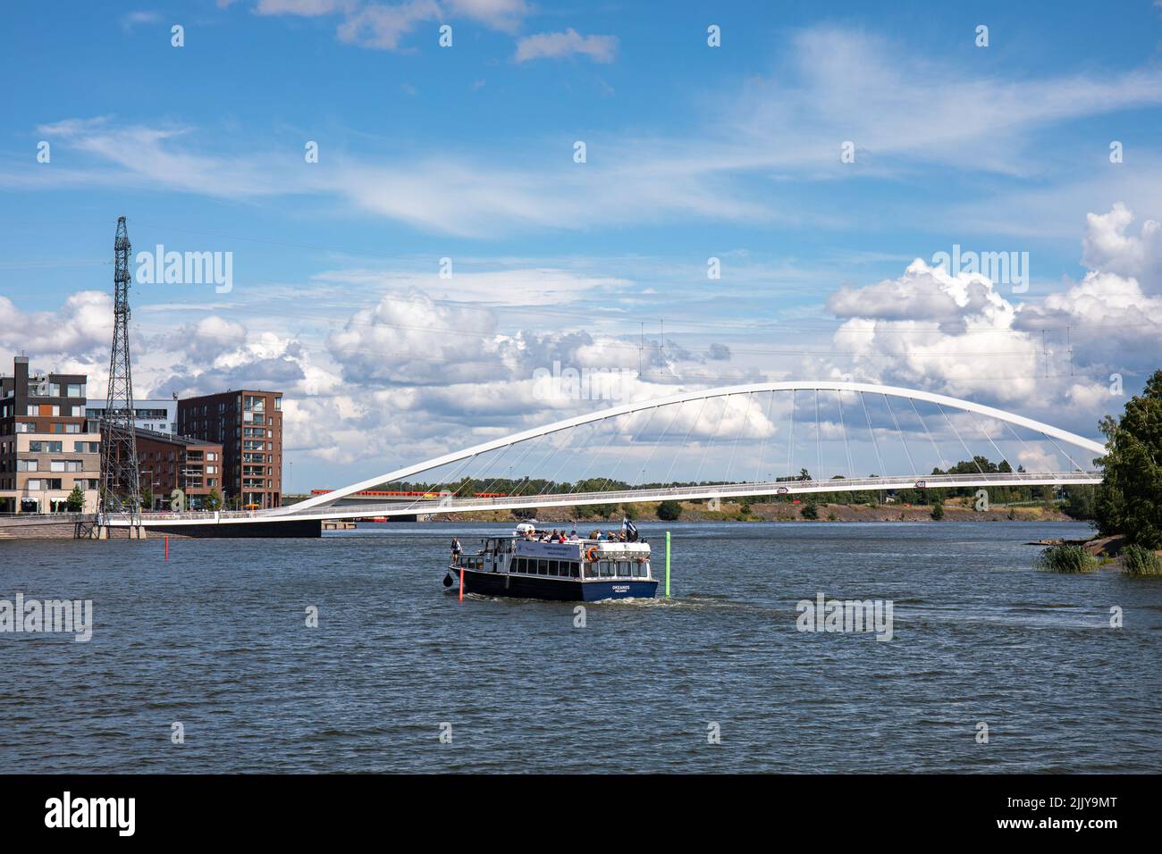 M/S Okeanos acercándose al muelle de Kalasatama con el puente peatonal Isoisänsilta al fondo en Helsinki, Finlandia Foto de stock