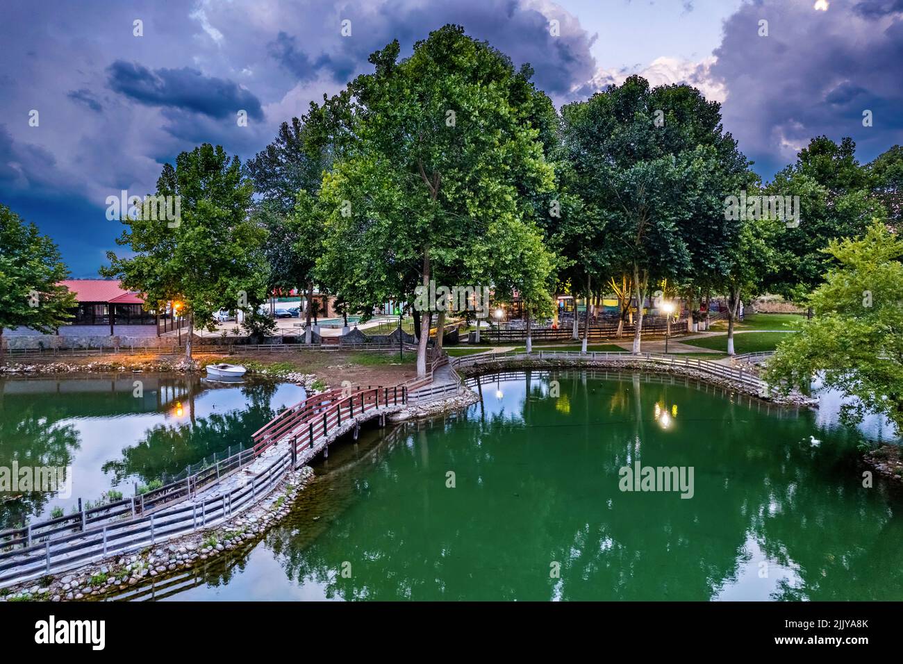 Calma entre dos tormentas de verano en Vryssi Tyrnavou, un pequeño lago pintoresco cerca de la ciudad Tyrnavos, Larissa, Tesalia, Grecia. Foto de stock