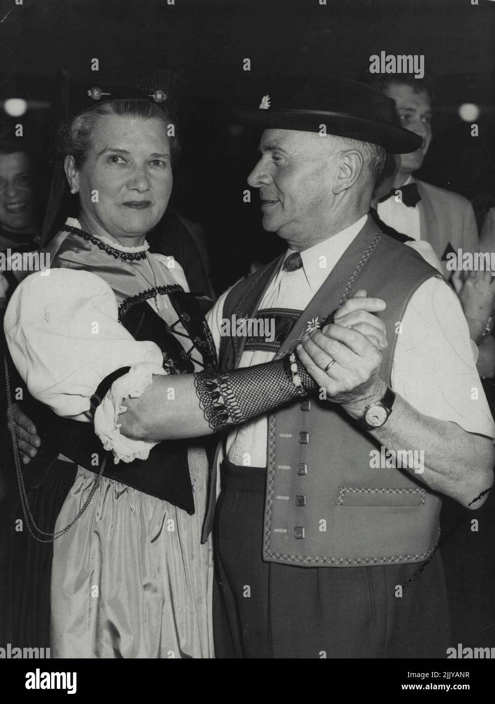 Sr. y Sra. F. Bernet. 31 de julio de 1955. (Foto de Ron Iredale/Fairfax Media). Foto de stock