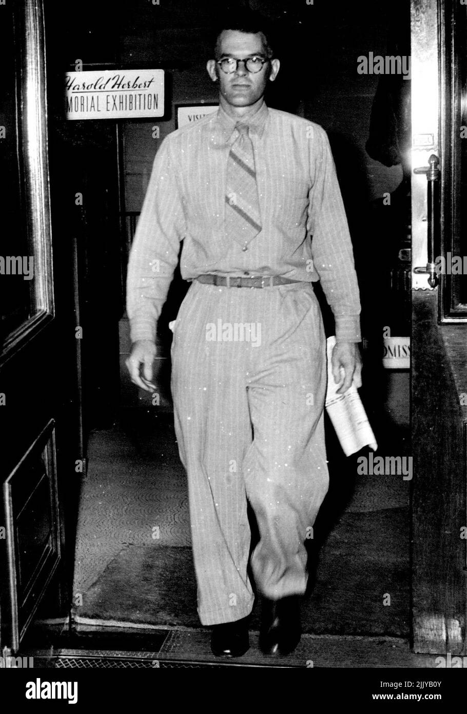 Al Sr. Hal Missingham, director de la Galería Nacional de Arte de Sydney, se le pidió que abandonara el club de viajeros comerciales de Sydney, por estar 'inadecuadamente vestido'. El Sr. Missingham llevaba un traje de camisa (como se muestra en la imagen). Él considera el traje como un traje de verano 'fresco y racional'. 4 de diciembre de 1945. (Foto de Associated Newspapers Ltd.). Foto de stock