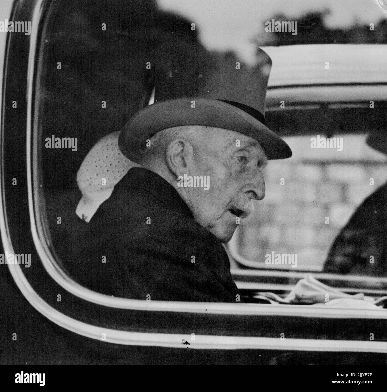 El rey y la reina asisten al garter ser ice en Windsor. Primer servicio por 23 años. El duque de Connaught llega en coche para presenciar el servicio de Garter hoy en Windsor. 14 de junio de 1937. (Foto de Keystone). Foto de stock