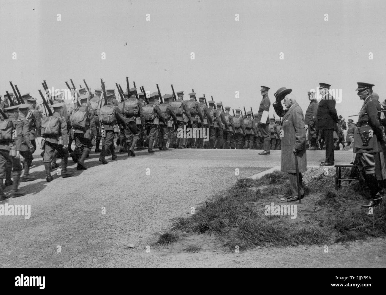 Un cordial saludo del antiguo Mariscal de Campo. El duque de Connaught, tomando el saludo, en una marcha-pasado de tropas enganchadas en maniobras de Surrey. H.R.H. tiene 81 años de edad. 14 de octubre de 1931. (Foto de Central News). Foto de stock