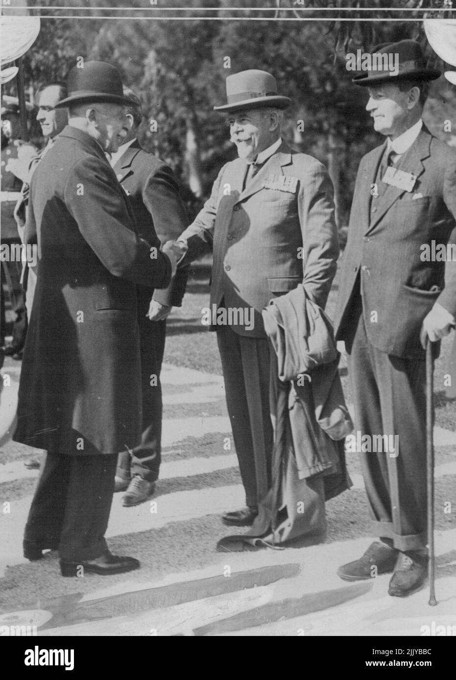 El duque de Connaught inspecciona la Legión Británica. -- el Dukeo de Connaught, que se encuentra actualmente en su ciudad de Cap Ferrat, inspeccionando en los terrenos a miembros de las ramas de NICE y Monaco de la Legión Británica. También inspeccionó un destacamento de H.K.S. Reina Isabel. S.A.R. está estrechando la mano con el almirante Sir Ernest Grant, miembro de la Legión. 24 de mayo de 1932. (Foto de Central News) Foto de stock
