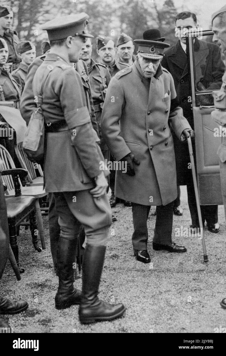 S.A.R. el duque de Connaught inspecciona a los canadienses -- el duque de Connaught regresando a su ***** En compañía del General de División A.G.L. McNaughton ***** (Al mando de las Fuerzas Canadienses en Inglaterra) después de la inspección. El duque de Connaught, como Coronel en Jefe del Real Regimiento Canadiense, los inspeccionó en Aldershot. El próximo miércoles tiene 90 años. 29 de abril de 1940. (Foto de Topical Press). Foto de stock