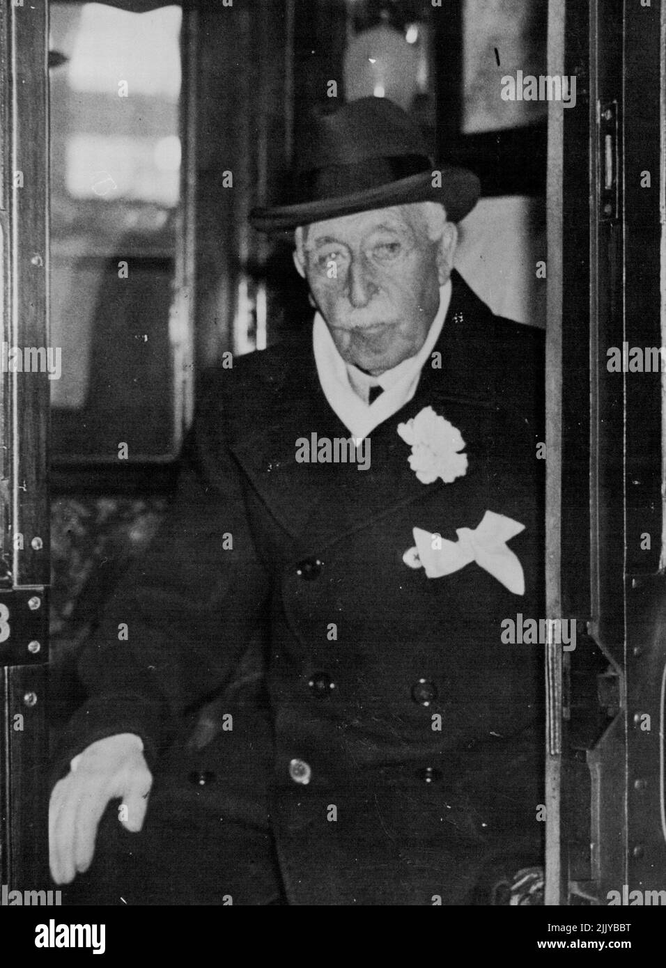 S.A.R. el duque de Connaught sale hacia Devon -- Su Alteza Real el duque de Connaught fotografiado en el carruaje antes de salir de Waterloo Station esta mañana, 1 de noviembre, para Sidmouth, Devon. 17 de diciembre de 1934. Foto de stock