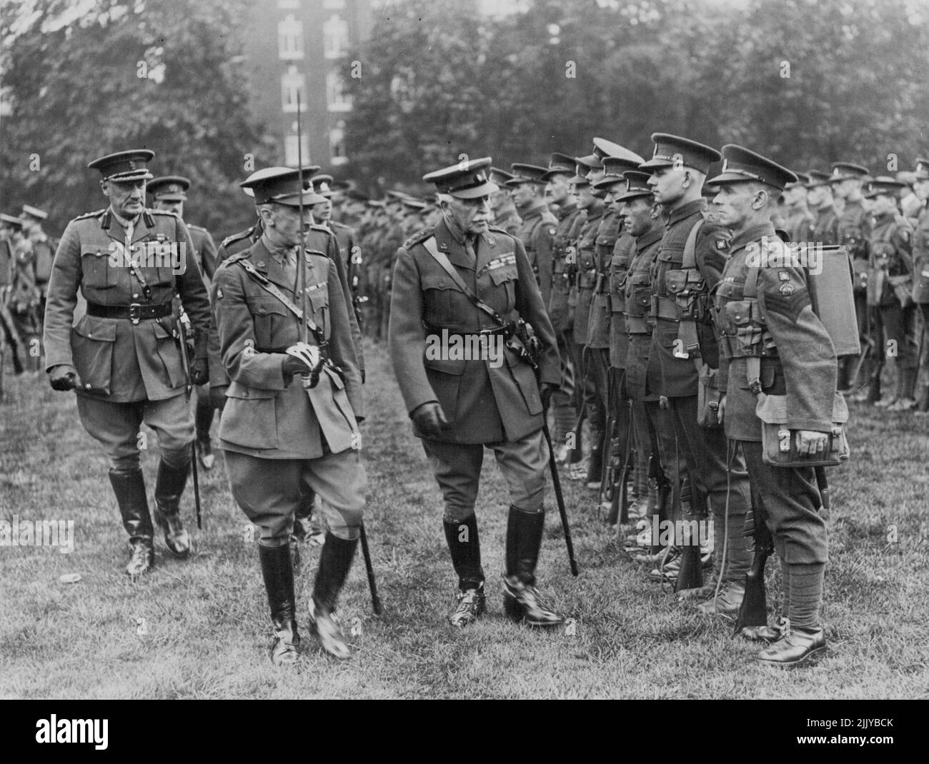 Duke of Connaught inspecciona hoy los fusileros irlandeses de Londres -- Foto tomada hoy domingo, en las exposiciones de los cuarteles generales del duque de York. El duque de Connaught inspector miembro de las Hifles irlandesas de Londres. El Regt. Sale hoy a Irlanda para disfrutar de su entrenamiento anual. Esta es la primera vez que una unidad territorial abandona Inglaterra para su entrenamiento anual. 19 de julio de 1931. (Foto de Photopress). Foto de stock