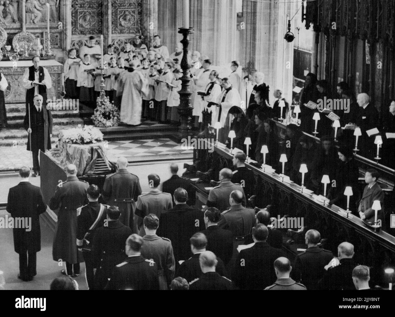 Derecha - izquierda a derecha - la Reina; la Reina Isabel la Reina Madre; la Princesa Margarita; los Príncipes Reales; la Duquesa de Gloucester; la Duquesa de Kent; su hija, la Princesa Alexandra; y el hijo menor de la Duquesa, el Príncipe Miguel. Inmediatamente detrás del ataúd en la imagen se encuentran - de izquierda a derecha - el duque de Kent; el duque de Gloucester; el conde de Athlone (hermano de la reina María), el duque de Windsor; y el duque de Edimburgo (extremo derecho). Detrás de ellos se encuentran el rey Hussein de Jordania, el rey Baudouin de los belgas y el príncipe heredero Olaf de Noruega. 31 de marzo de 1953. Foto de stock