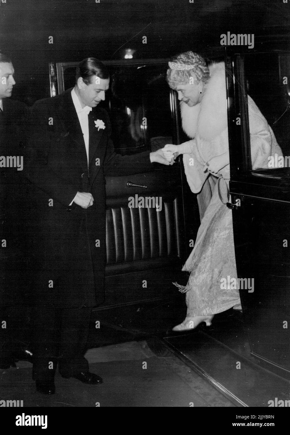 El Rey y la Reina asisten al Concierto en el Salón de la Reina -- el Duque de Kent ayudando a la Reina María desde su auto a su llegada al Salón de la Reina esta noche. 03 de mayo de 1939. (Foto de Keystone). Foto de stock