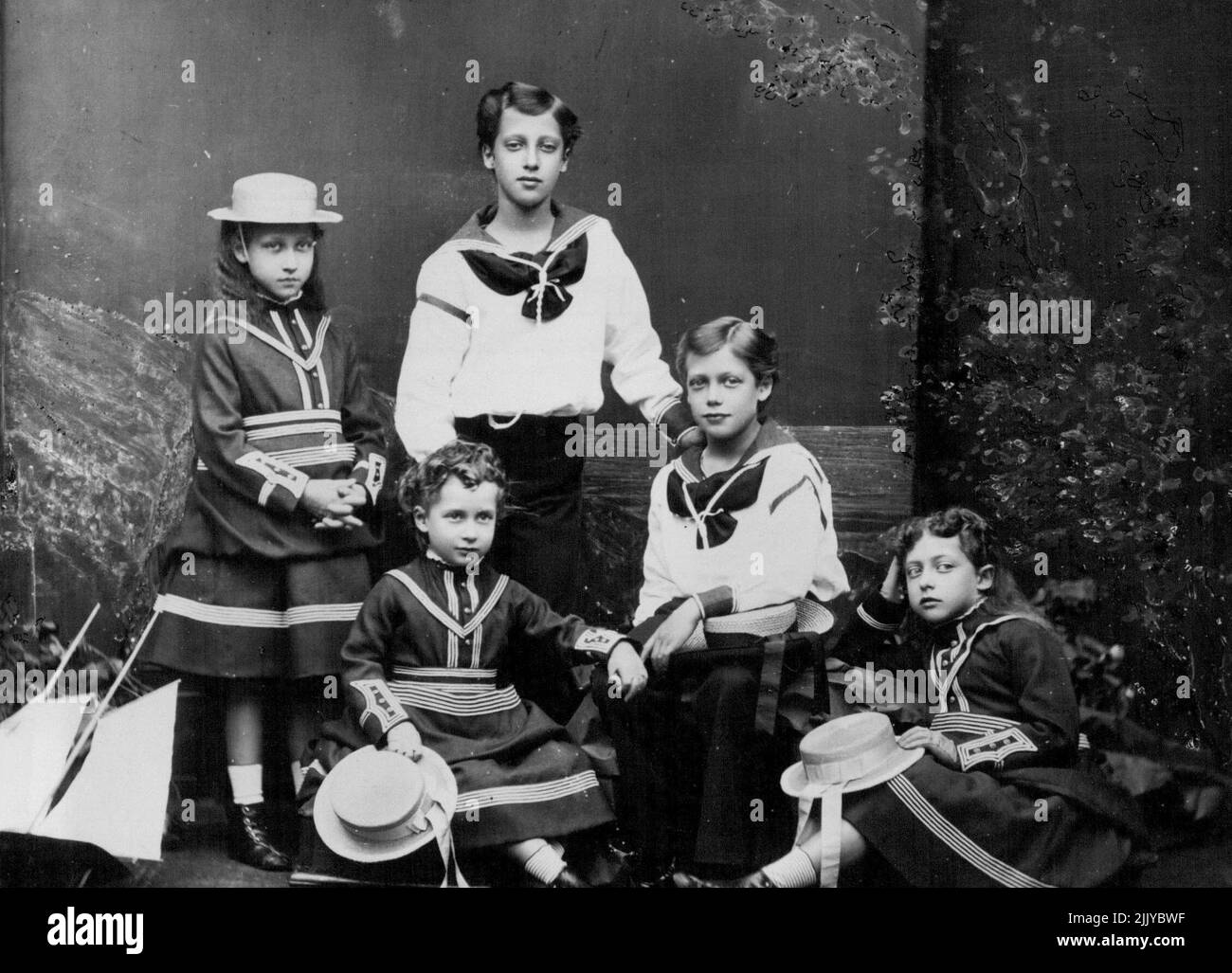 Un grupo interesante tomado en 1873, mostrando a los finados príncipes reales difuntos duque de Clarence el rey, la reina ***** De Noruega (sentado a la izquierda) y la Princesa Victoria. 18 de febrero de 1935. Foto de stock