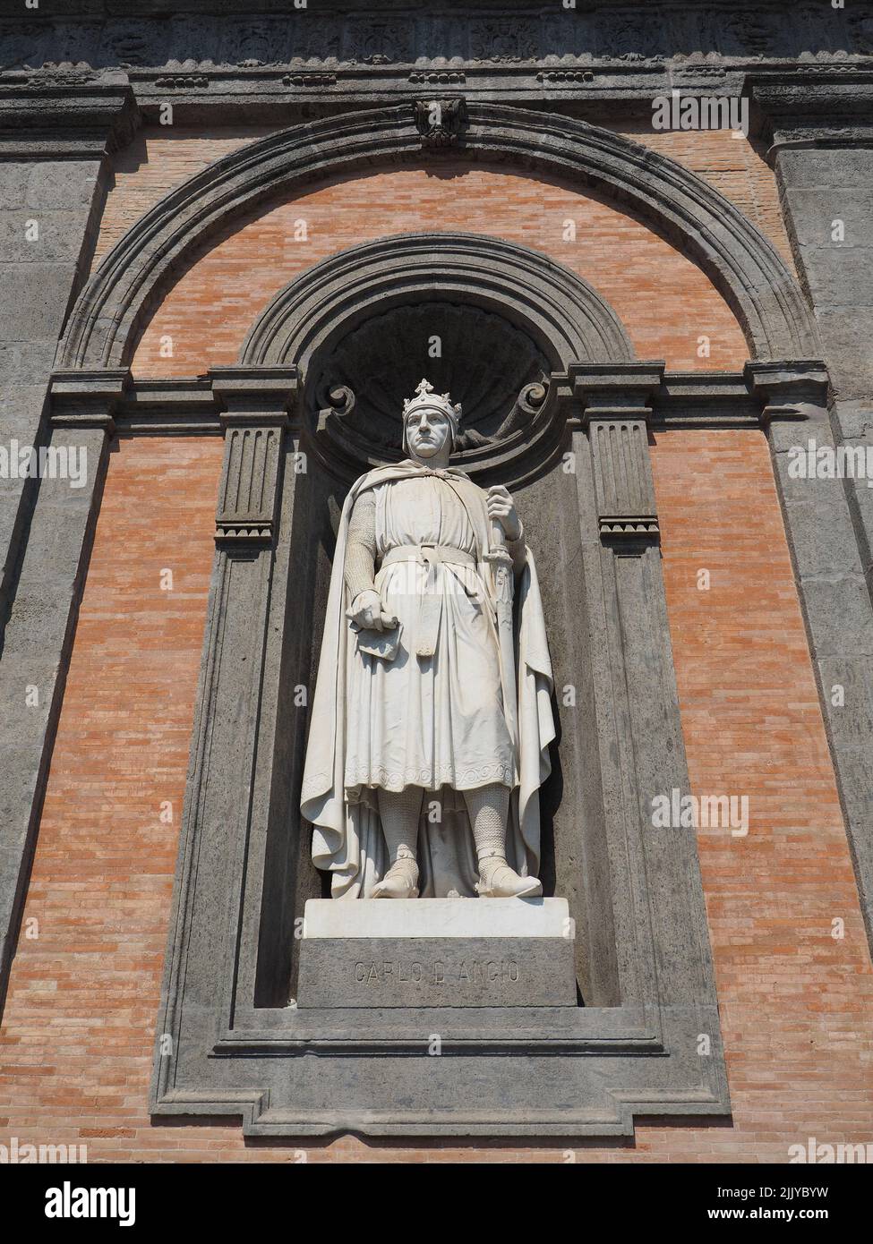 Estatua del rey Carlo d'Angio en la fachada del Palazzo Reale en Nápoles, Campania, Italia. Foto de stock