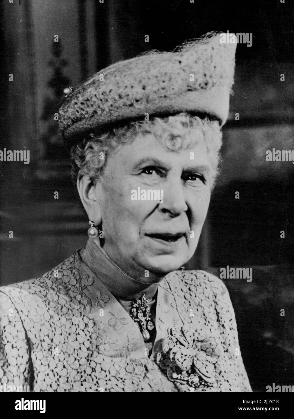 La Reina Madre -- Esta fotografía de la Reina María fue hecha con ocasión del Bautismo de la Princesa Ana en el Palacio de Buckingham el 21 de octubre. 26 de octubre de 1950. (Foto de Associated Press Photo). Foto de stock