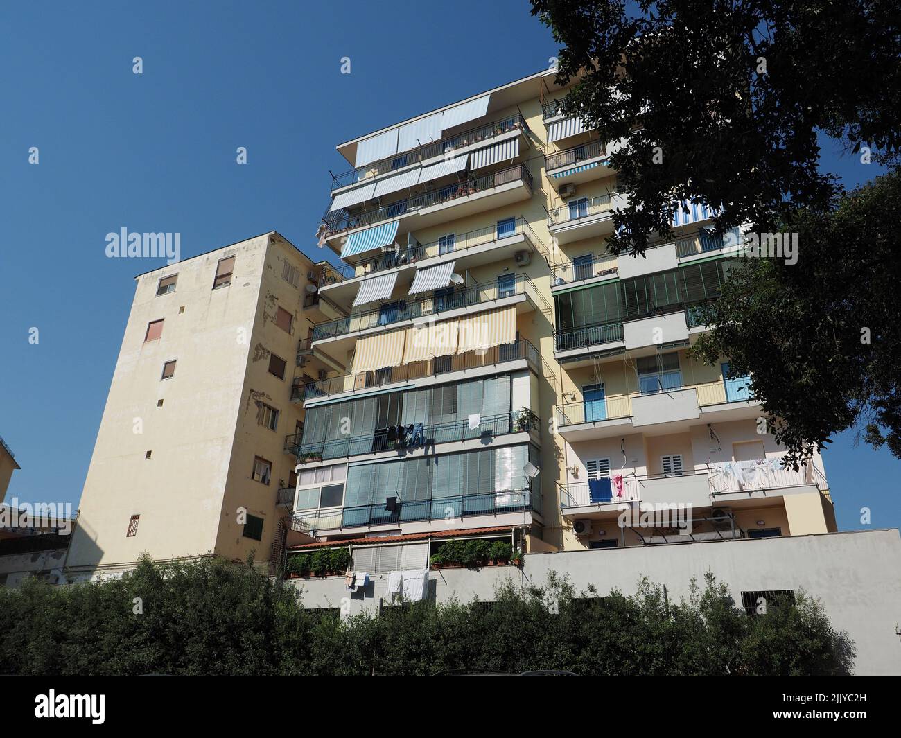 Típico edificio de apartamentos italiano de clase media en Ercolano, Campania, Italia Foto de stock