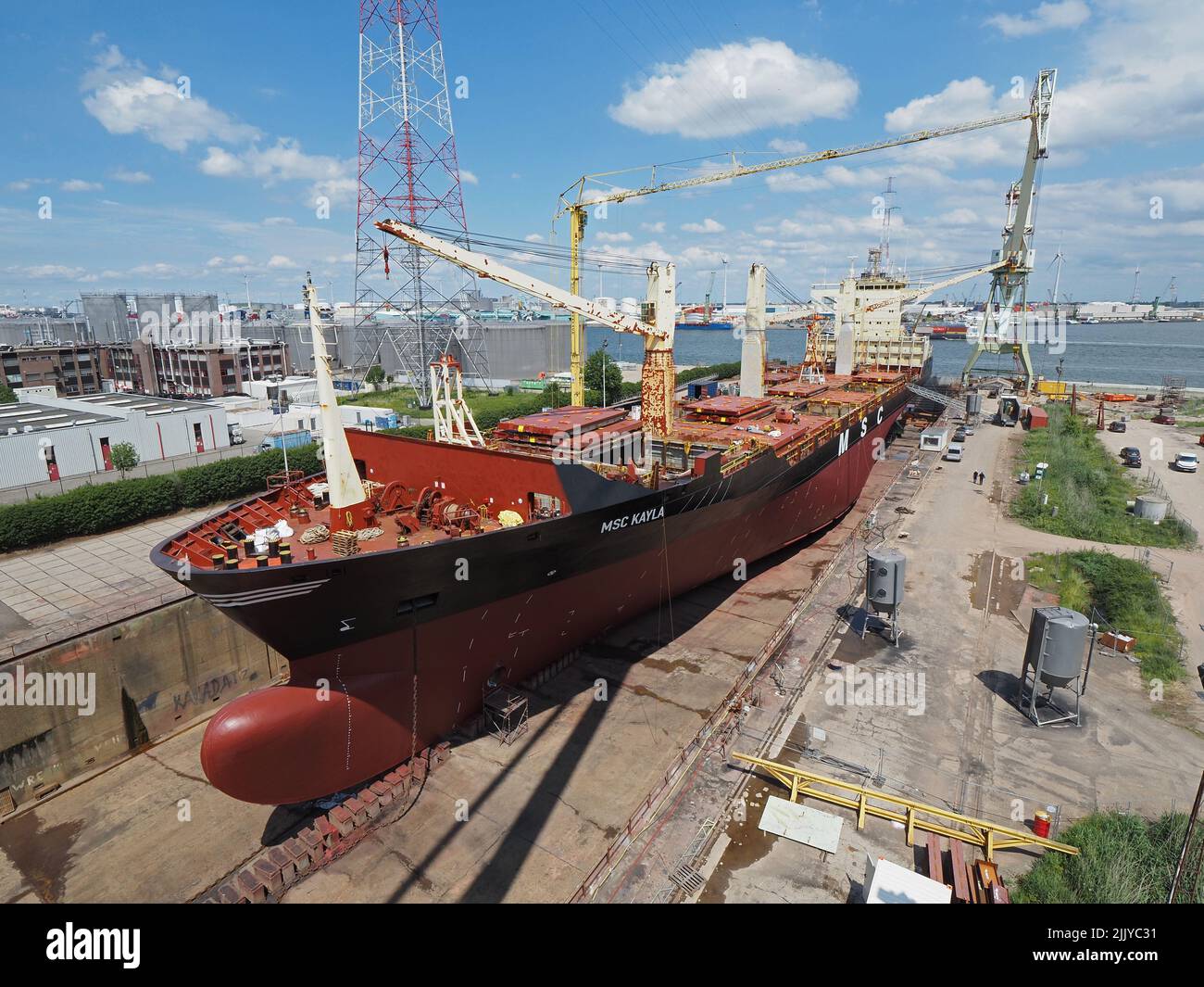 Gran buque de carga MSC Kayla en muelle seco para mantenimiento en el puerto de Amberes, Bélgica Foto de stock