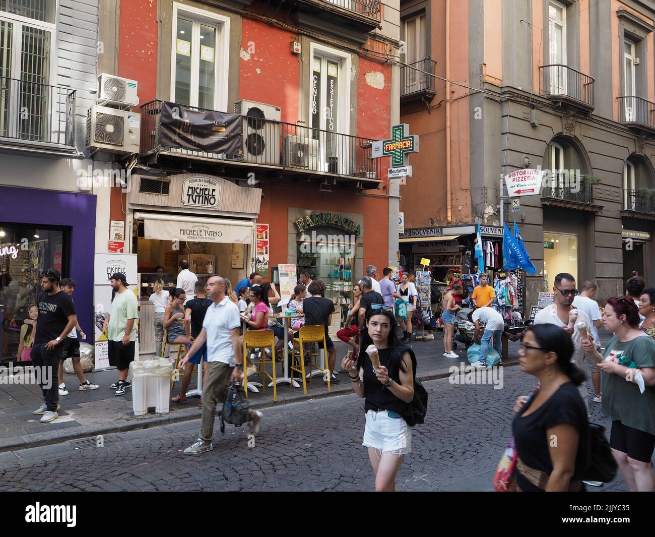 Animada escena callejera en el centro de la ciudad de Nápoles, Campania, Italia Foto de stock