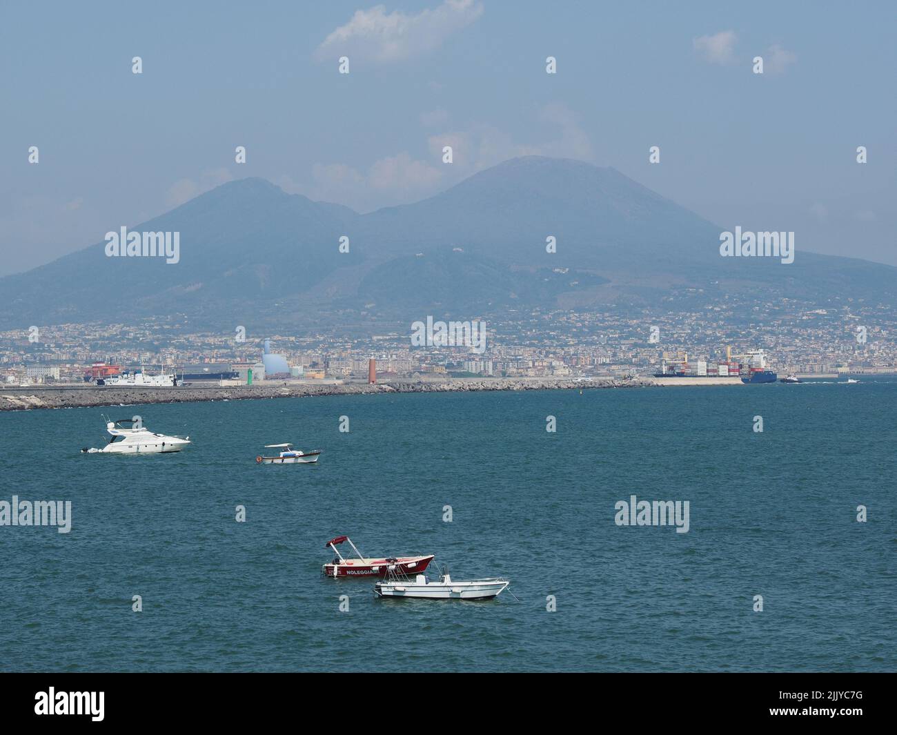 El volcán Vesubio visto desde el puerto de Nápoles, Campania, Italia Foto de stock