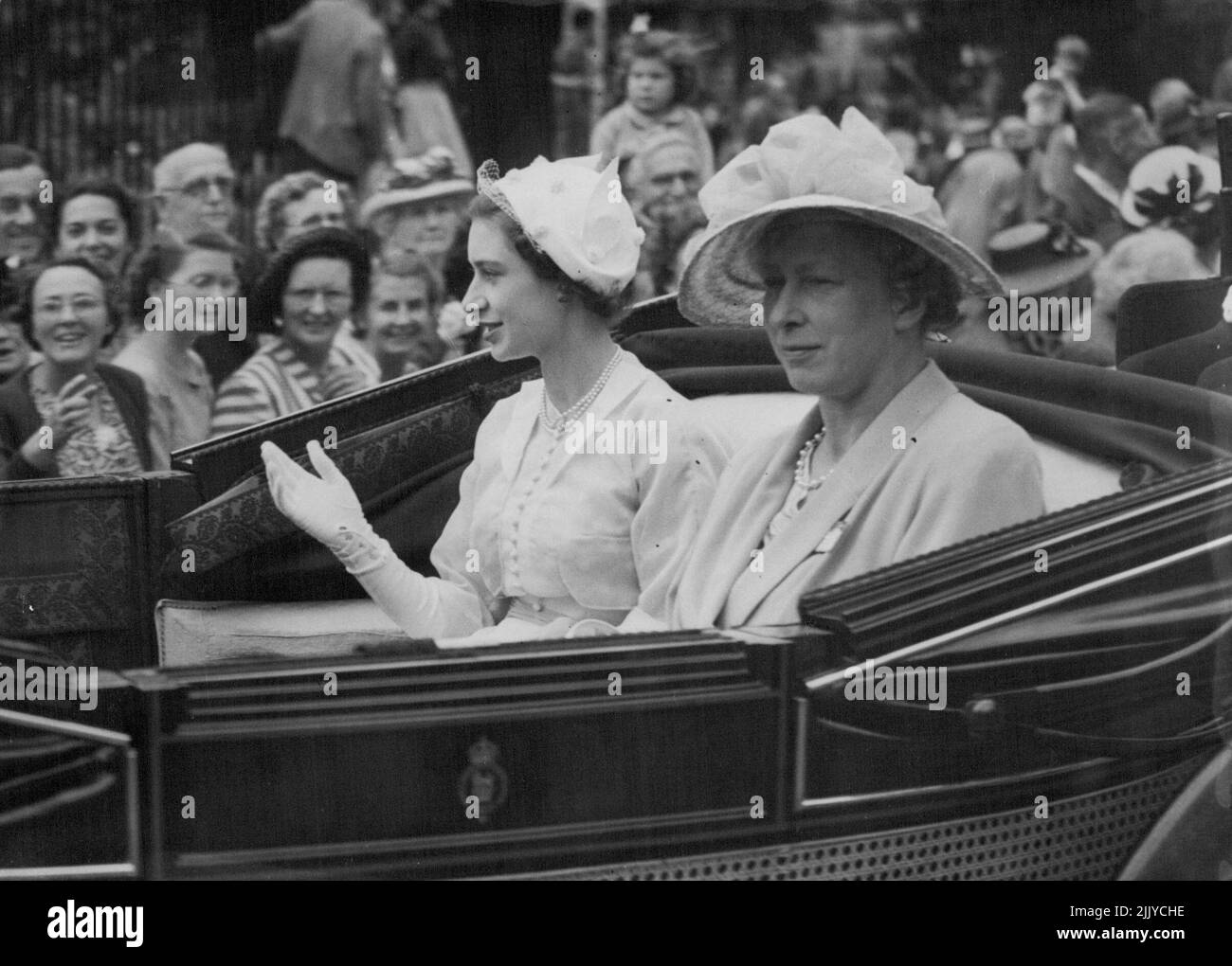 Se abre 'Royal Ascot': La Princess Royal (Near Camera) y la Princess Margaret atraviesan las Golden Gates en el circuito de carreras de Ascot en Inglaterra el 13 de junio - Día de apertura de la famosa fiesta de las carreras. 28 de junio de 1950. (Foto de Associated Press Photo). Foto de stock