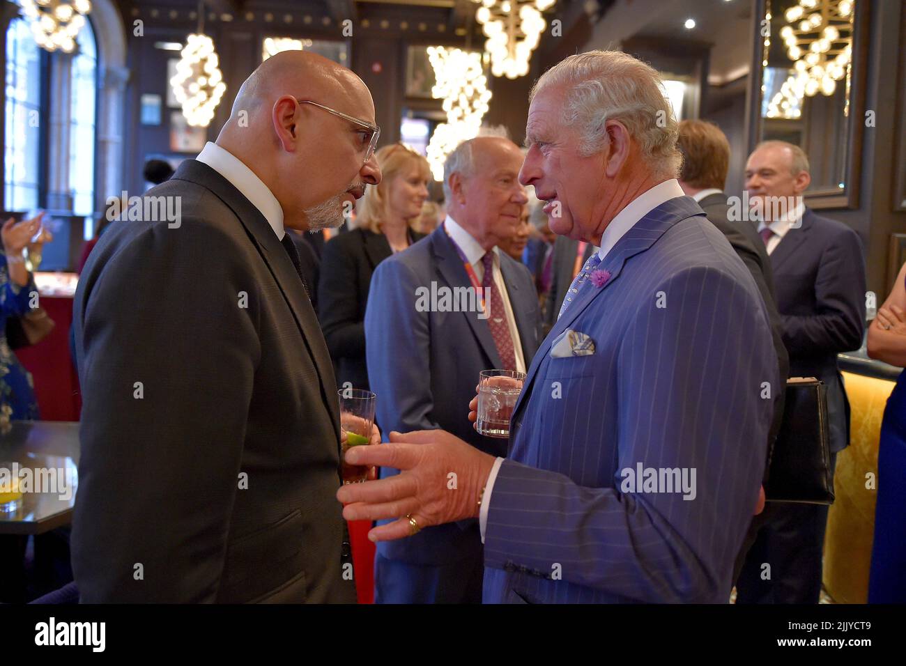 El Príncipe de Gales (derecha) asiste a la recepción de apertura de los Juegos de la Commonwealth de Birmingham 2022. Fecha de la foto: Jueves 28 de julio de 2022. Foto de stock