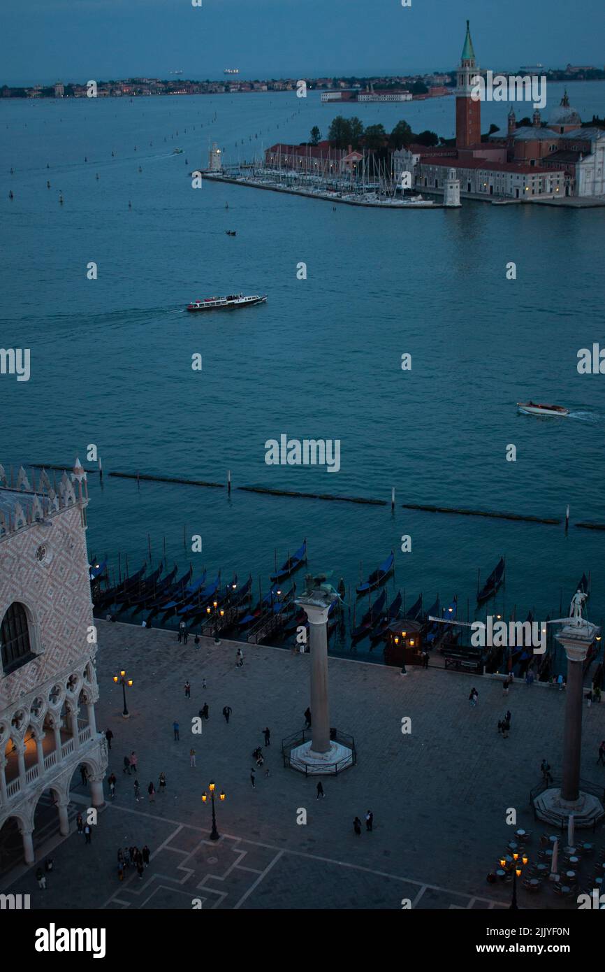 El palacio de Doge, Piazzetta San Marco, y la isla de San Giorgio, la vista desde el Campanile de San Marco al atardecer, Venecia, Italia Foto de stock