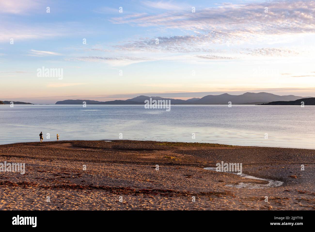 Puesta de sol cerca de Oban con vistas al agua hacia la isla de Mull, imagen de la portada del libro, Escocia, Reino Unido, 2022 Foto de stock
