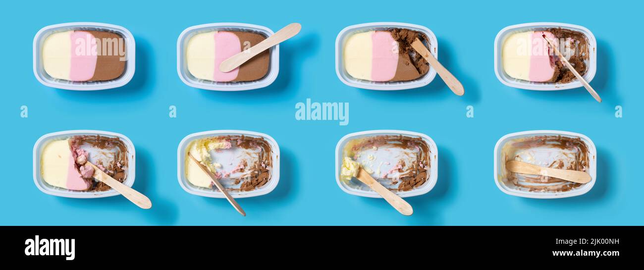 vista superior proceso de comer helado multicolor sobre fondo azul Foto de stock