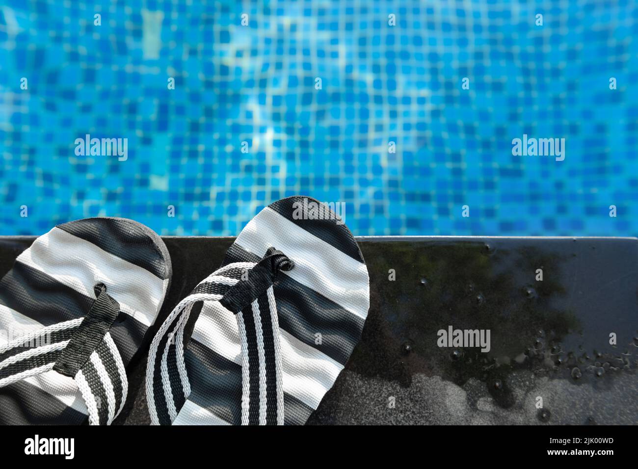 vista superior de la piscina y un par de zapatillas Foto de stock