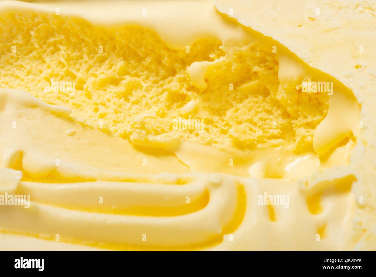 la caja de la vista superior del helado del sabor de piña había sido cosechada como fondo y textura en la composición horizontal de cerca Foto de stock