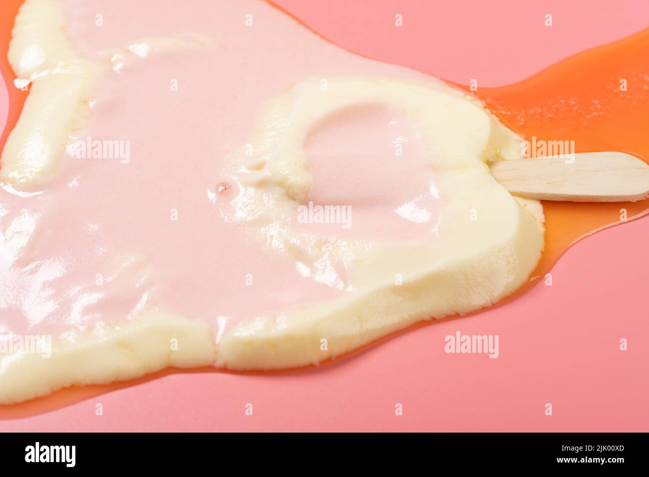 ángulo ver gatos forma de pata melocotón y queso paleta sabor fundido sobre rosa Foto de stock