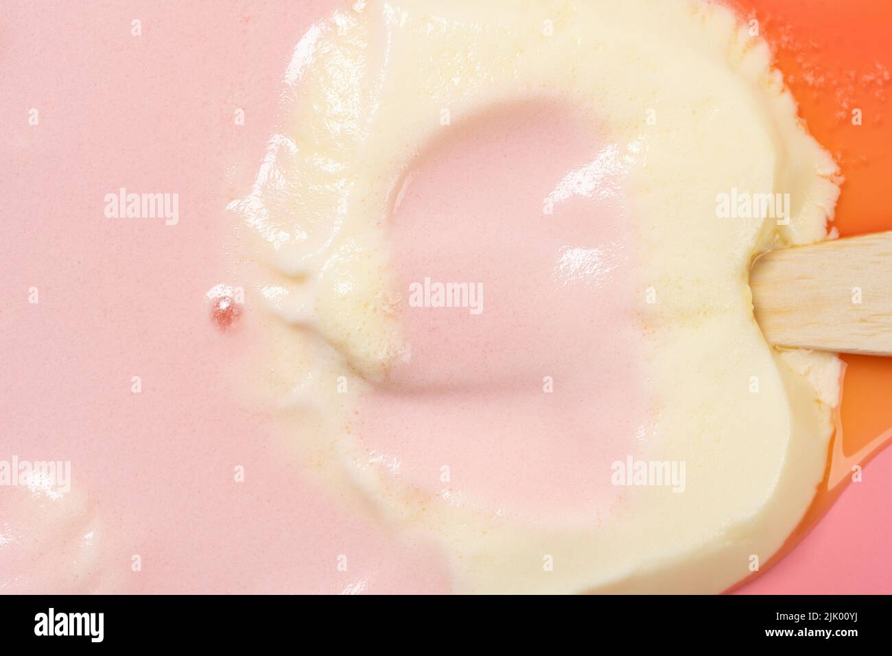 vista superior gatos forma pata melocotón y queso sabor paleta derretida en rosa primer plano Foto de stock