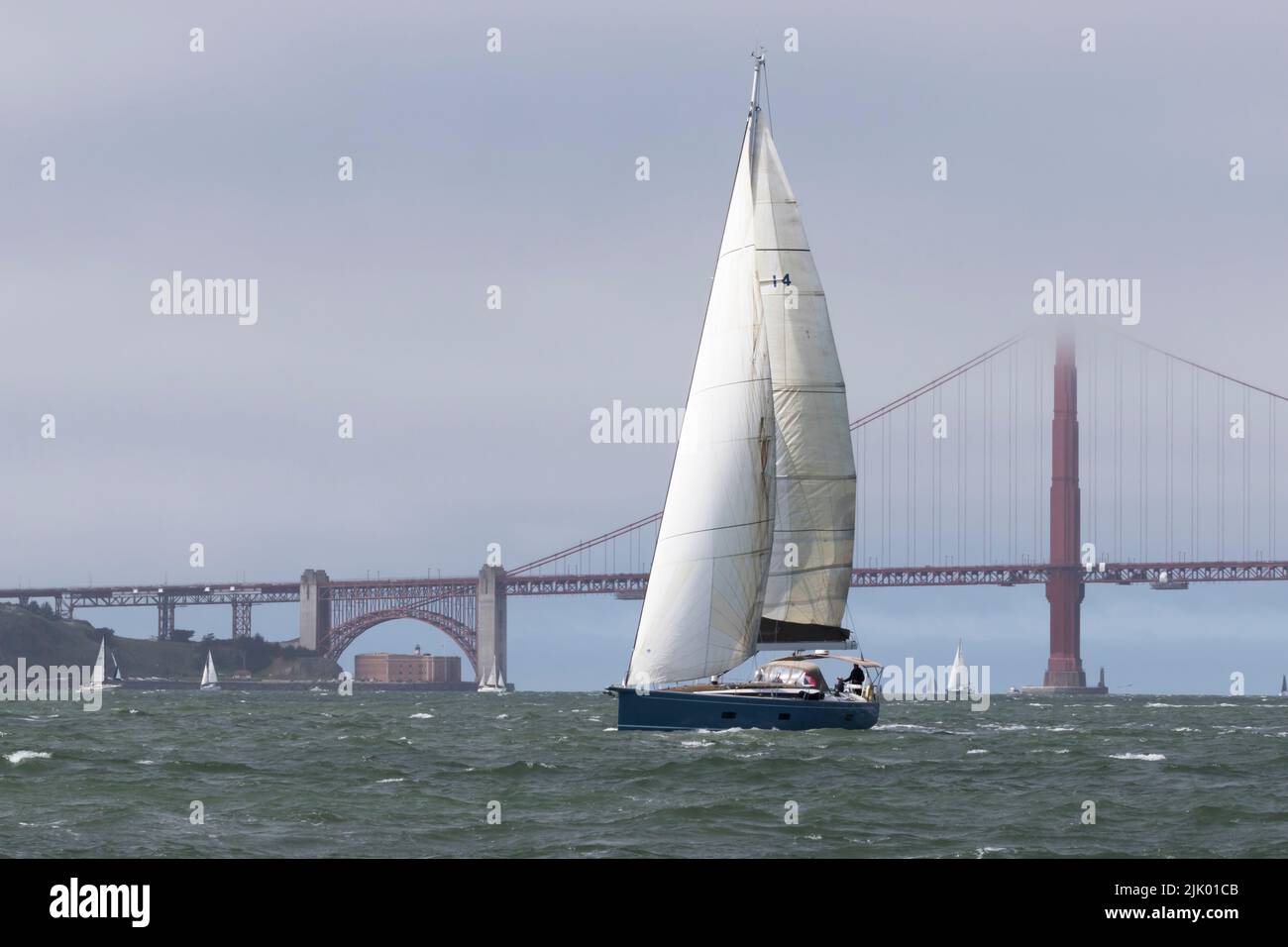 Un velero recorre las aguas de la Bahía de San Francisco. Foto de stock