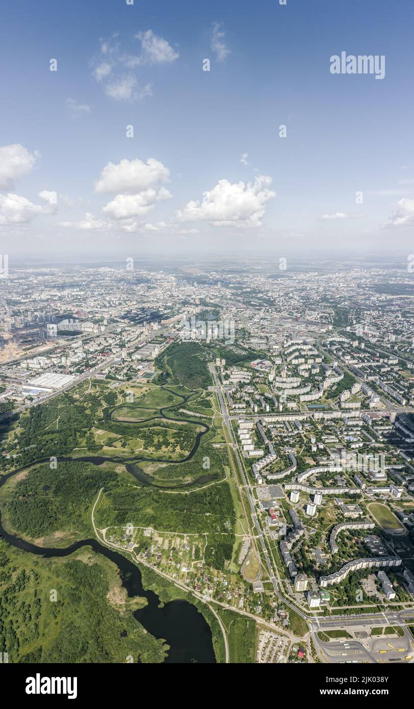 barrio residencial cerca de un parque verde. vista aérea vertical. vista aérea de la ciudad en día soleado. Foto de stock
