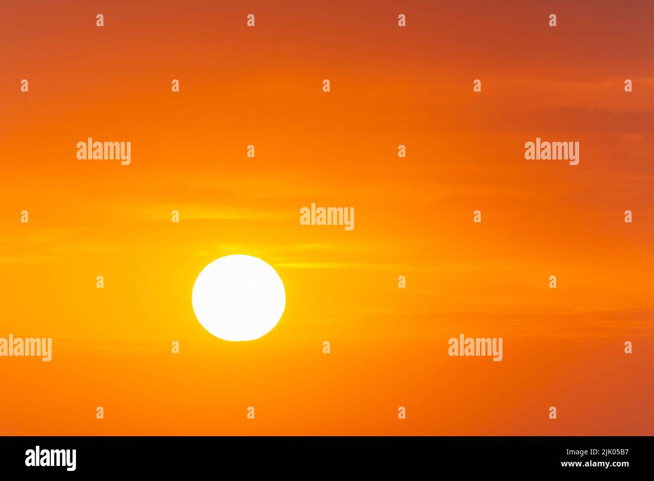 vista sobre el cielo naranja con sol naciente por la mañana Foto de stock