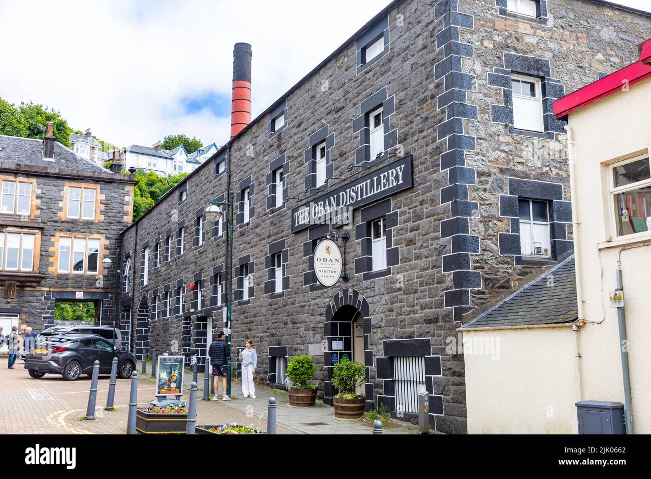 Destilería de whisky Oban Edificio de whisky de malta individual, en la ciudad portuaria de Oban en la costa oeste de Escocia, entrada al centro de visitantes, Escocia Foto de stock