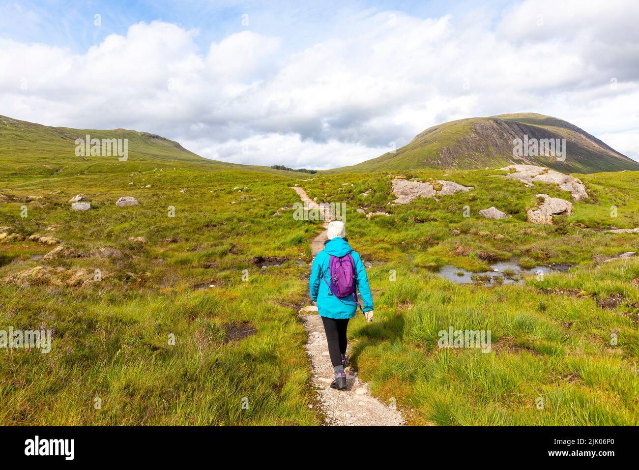 Mujer de senderismo en el valle Glencoe, tierras altas escocesas en el verano de 2022, Escocia, Gran Bretaña, modelo puesto en libertad Foto de stock