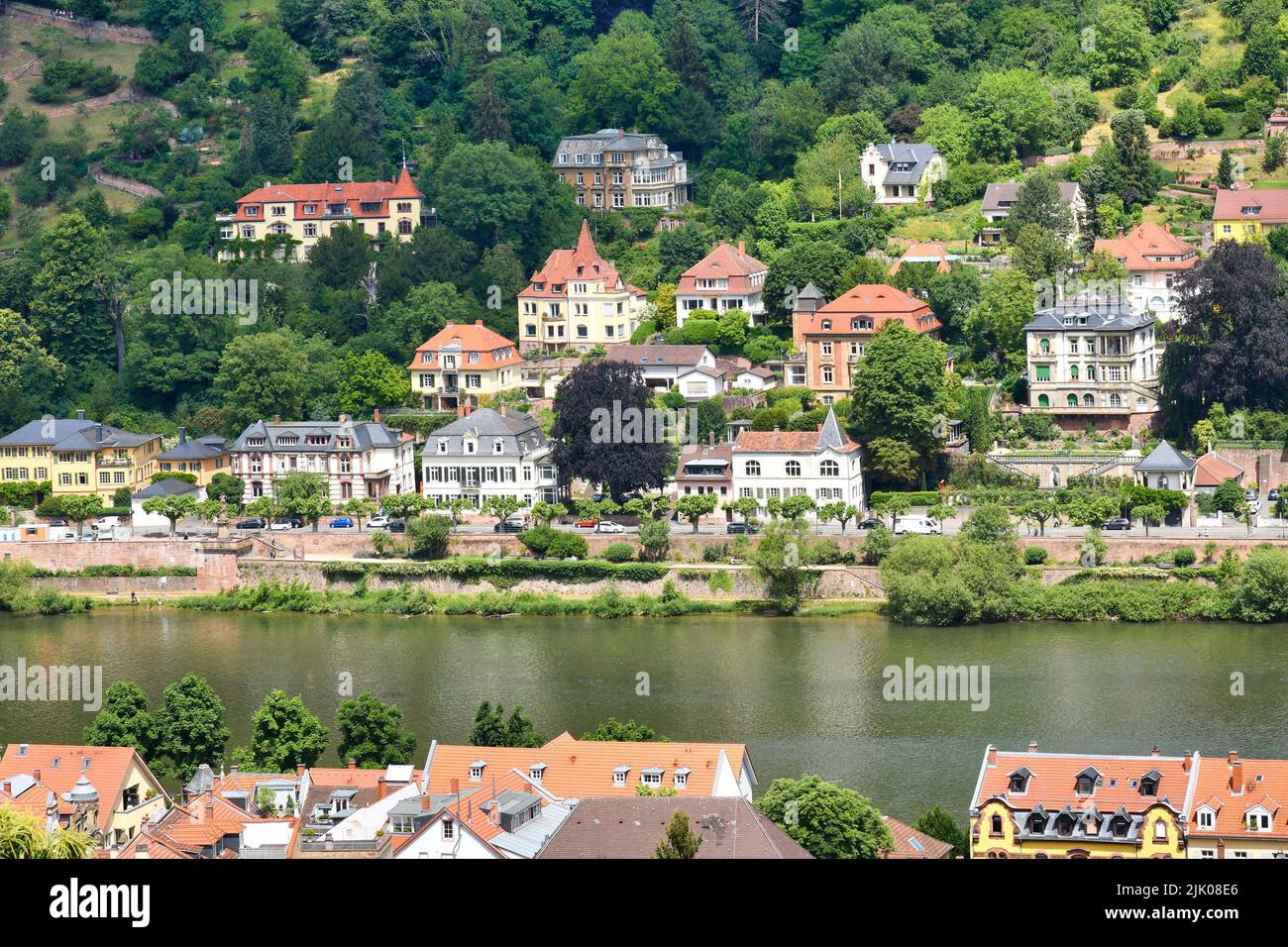 Heidelberg, Alemania - 2022 de julio: Villas antiguas y caras en Heidelberg situadas en la colina del río Neckar en Alemania Foto de stock