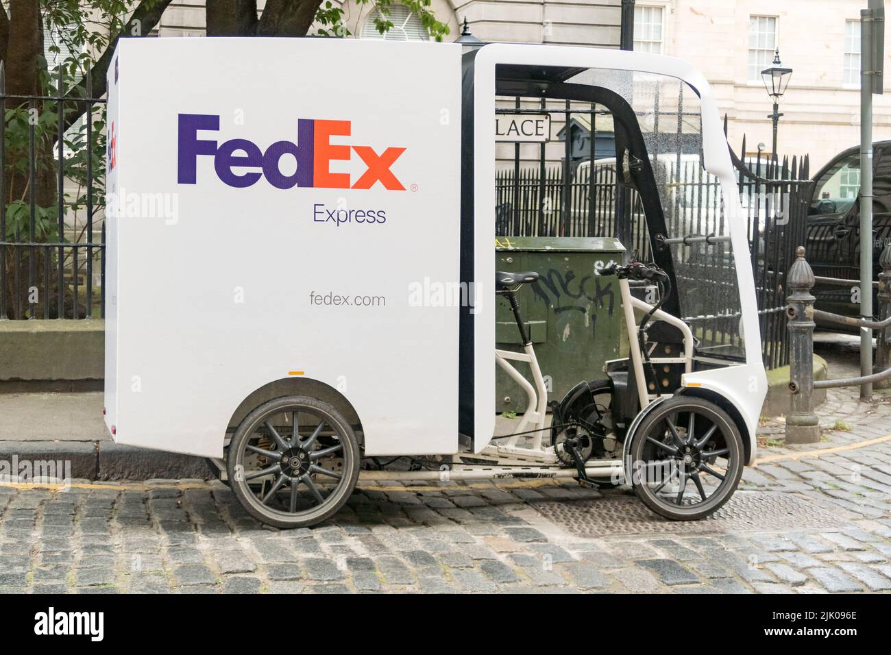 Un vehículo de carga EAV de FedEx en las calles de Edimburgo Foto de stock